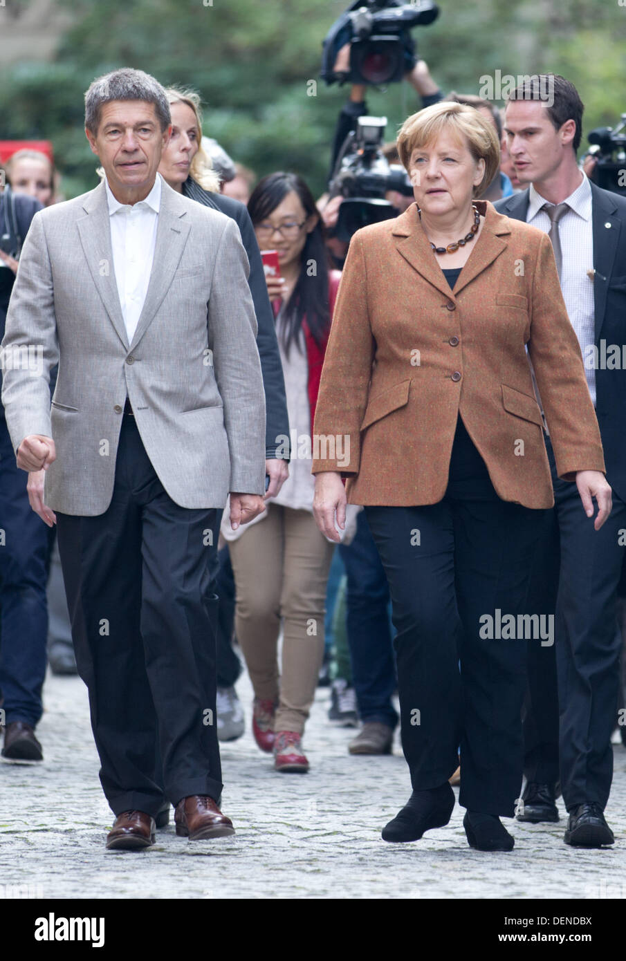 Berlino, Germania. Il 22 settembre, 2013. Il cancelliere tedesco Angela Merkel e il marito Joachim Sauer a piedi la loro stazione di polling a Berlino, Germania, 22 settembre 2013. Foto: KAY NIETFELD/dpa/Alamy Live News Foto Stock