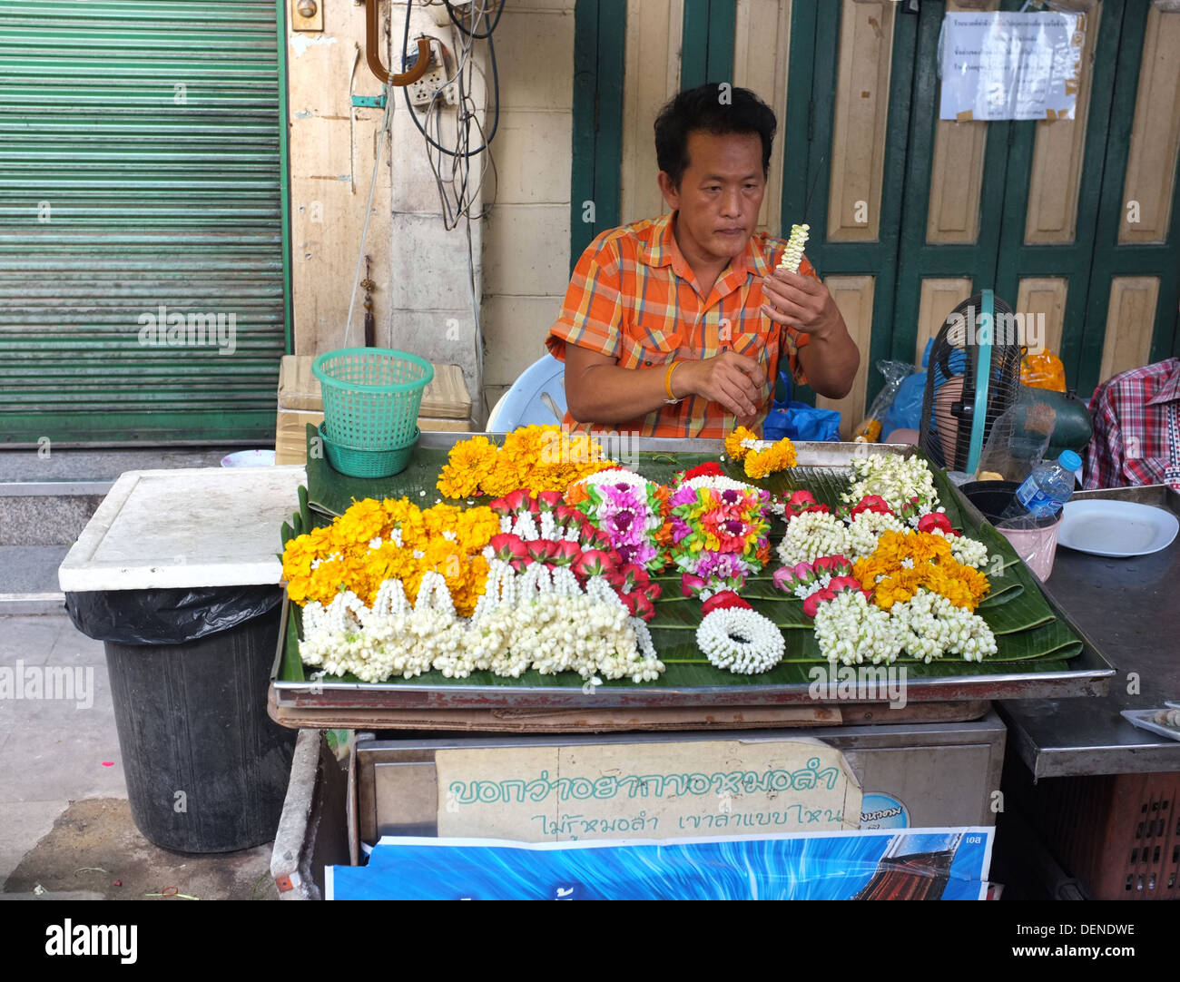Ghirlanda di fiori venditore, Bangkok in Thailandia Foto Stock