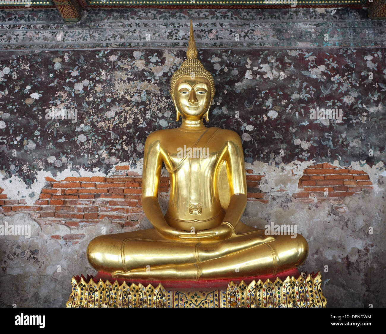 Statua di Buddha in meditazione pongono al Wat Suthat di Bangkok Foto Stock