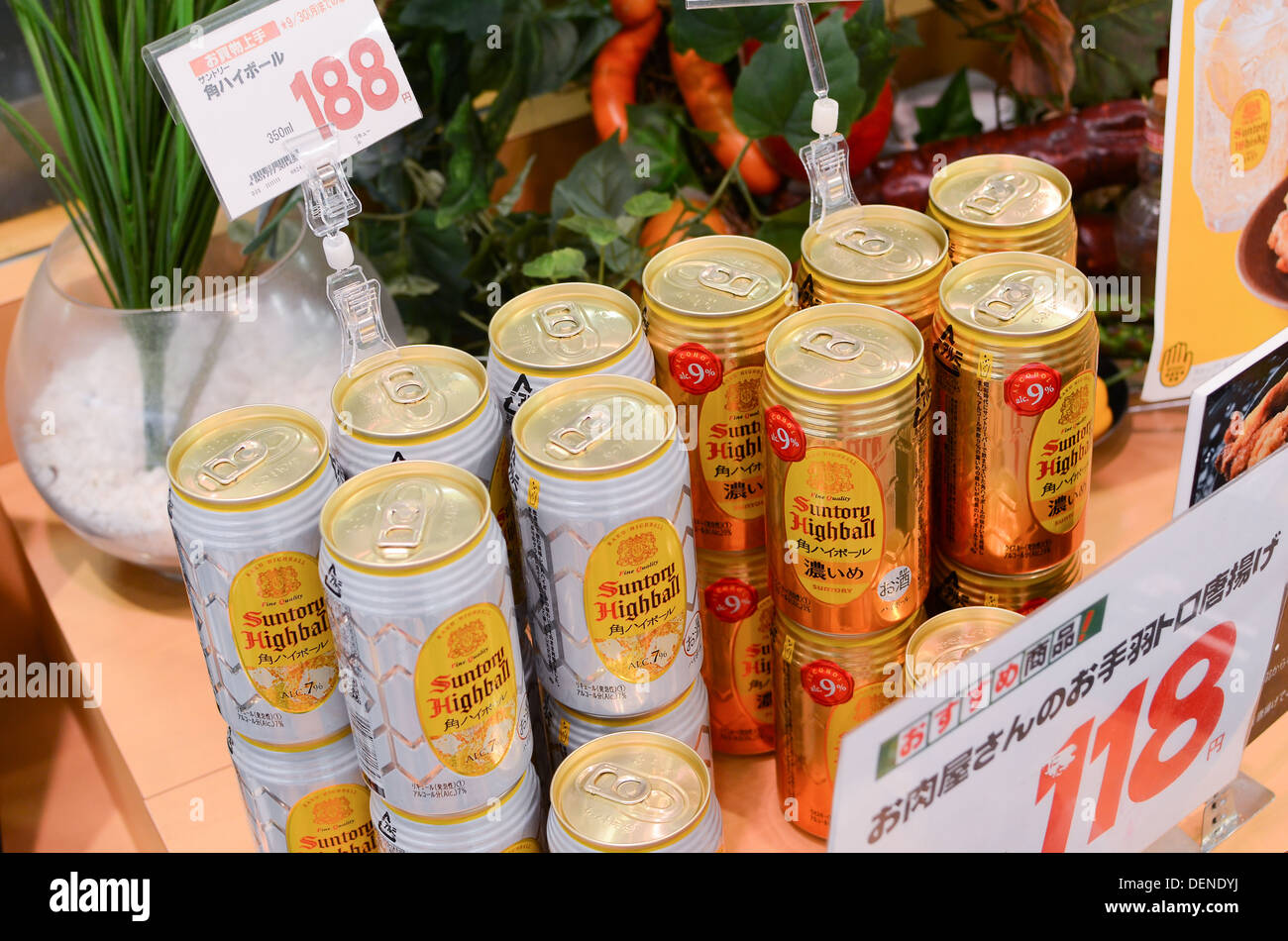 Le lattine di highball dal giapponese drinks company Suntory. Foto Stock