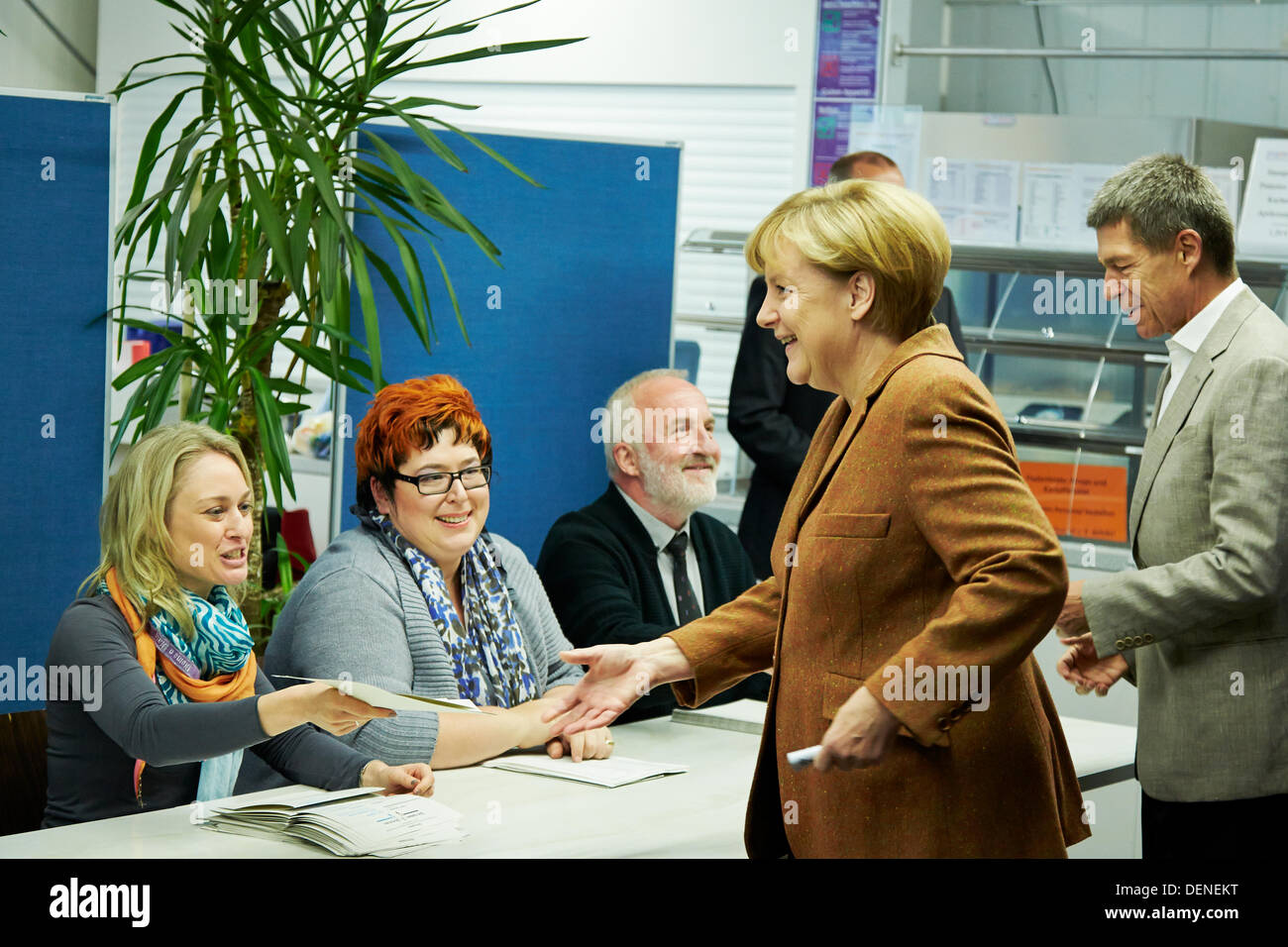 Berlino, Germania. Il 22 settembre, 2013. Angela Merkel (CDU), il Cancelliere tedesco, con suo marito gettato il suo turno di scrutinio per la XVIII tedesca elezione parlamentare sulla mensa Studentenwerk Süd a Berlino. Credito: Reynaldo Chaib Paganelli/Alamy Live News Foto Stock