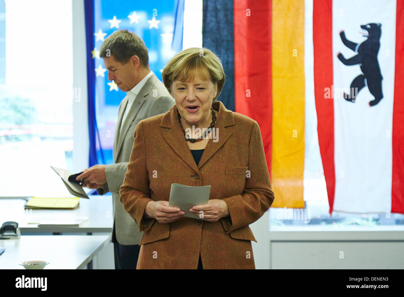 Berlino, Germania. Il 22 settembre, 2013. Angela Merkel (CDU), il Cancelliere tedesco, con suo marito gettato il suo turno di scrutinio per la XVIII tedesca elezione parlamentare sulla mensa Studentenwerk Süd a Berlino. Credito: Reynaldo Chaib Paganelli/Alamy Live News Foto Stock