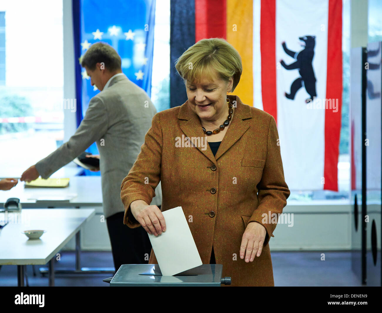 Berlino, Germania. Il 22 settembre, 2013. Angela Merkel (CDU), il Cancelliere tedesco, con suo marito gettato il suo turno di scrutinio per la XVIII tedesca elezione parlamentare sulla mensa Studentenwerk Süd a Berlino. Credito: Reynaldo Chaib Paganelli/Alamy Live News Foto Stock