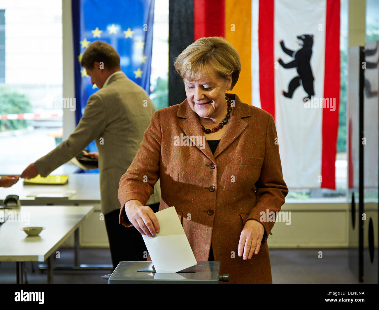 Berlino, Germania. Il 22 settembre, 2013. Angela Merkel (CDU), il Cancelliere tedesco, con suo marito gettato il suo turno di scrutinio per la XVIII tedesca elezione parlamentare sulla mensa Studentenwerk Süd a Berlino. Credito: Reynaldo Chaib Paganelli/Alamy Live News Foto Stock