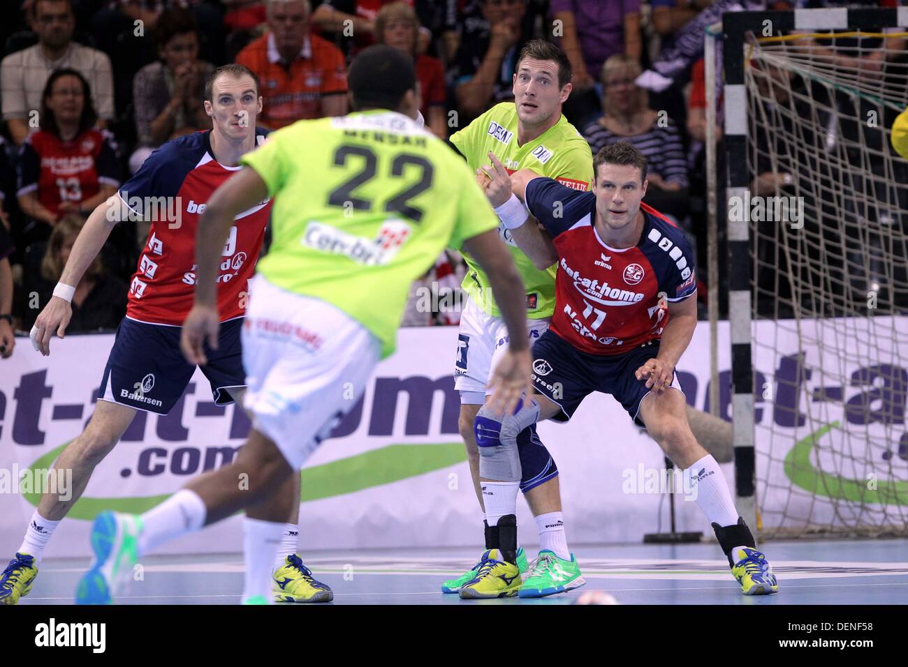 La Flenburg Holger Glandorf (L) e Michael Knudsen (R) si contendono la palla con Aalborg dal Jacob Bagersted durante la pallamano Champions League uomini gruppo D match tra SG Flensburg-Handewitt e Aalborg HB a Flens Arena di Flensburg, Germania, 22 settembre 2013. Foto: ROBERT SEEGER Foto Stock