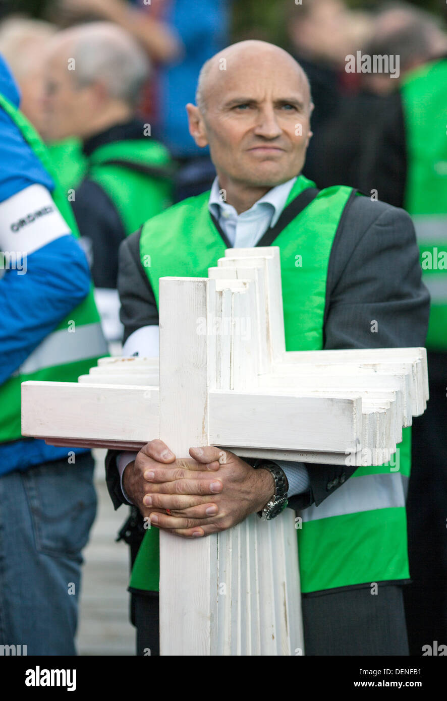 Persone manifestano contro l'aborto a Berlino, Germania, 21 settembre 2013. Diverse centinaia di anti-aborto attivisti seguita una chiamata di gruppi cristiani e dimostrato sotto il motto "arco di vita". Foto: Florian SCHUH Foto Stock