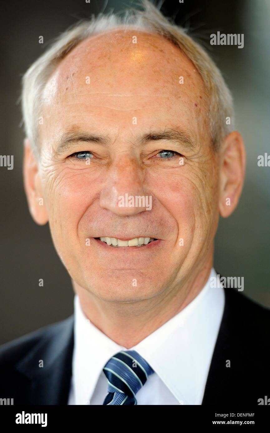 Bernhard Bauer pone prima dell' inizio della trentunesima Conferenza federale della Federazione tedesca di handball (DHB) a Duesseldorf in Germania, 21 settembre 2013. Bauer deve essere eletto il nuovo presidente della federazione in occasione della conferenza. Foto: MARIUS BECKER Foto Stock
