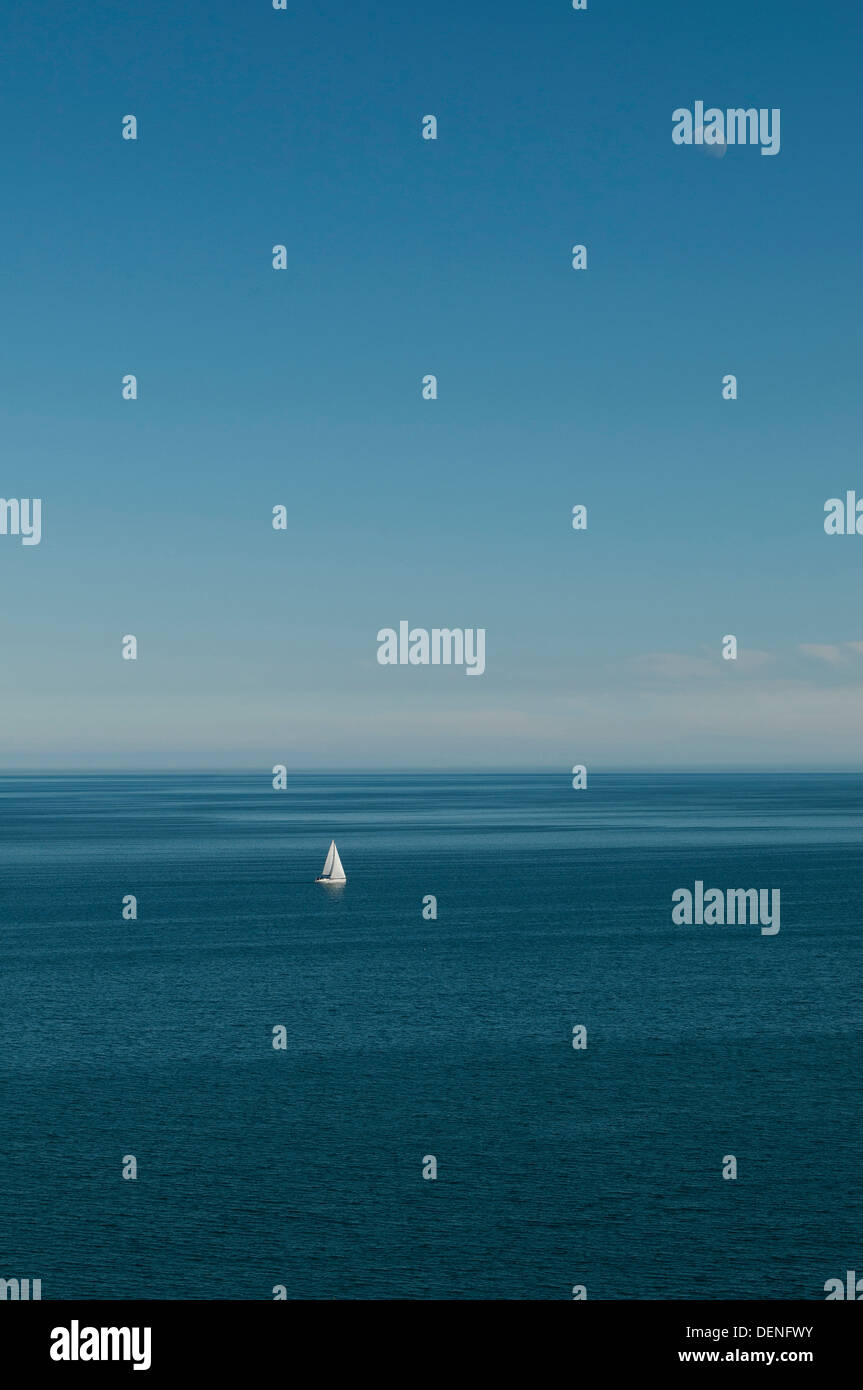 Un solitario in barca a vela sul Mare d'Irlanda Foto Stock