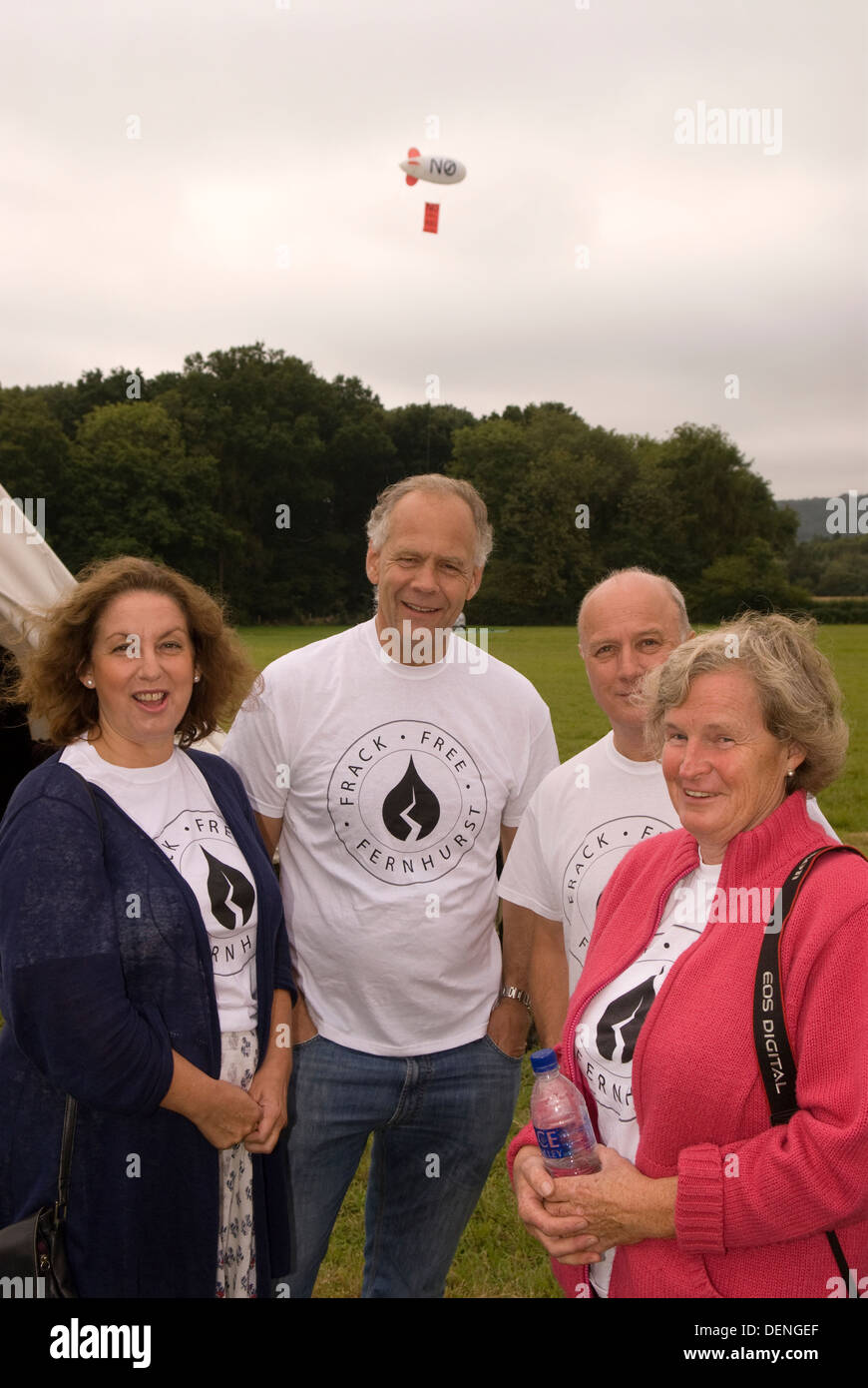 I residenti locali che frequentano una giornata di sensibilizzazione contro fracking, fernhurst, Haslemere, Surrey, Regno Unito. Foto Stock