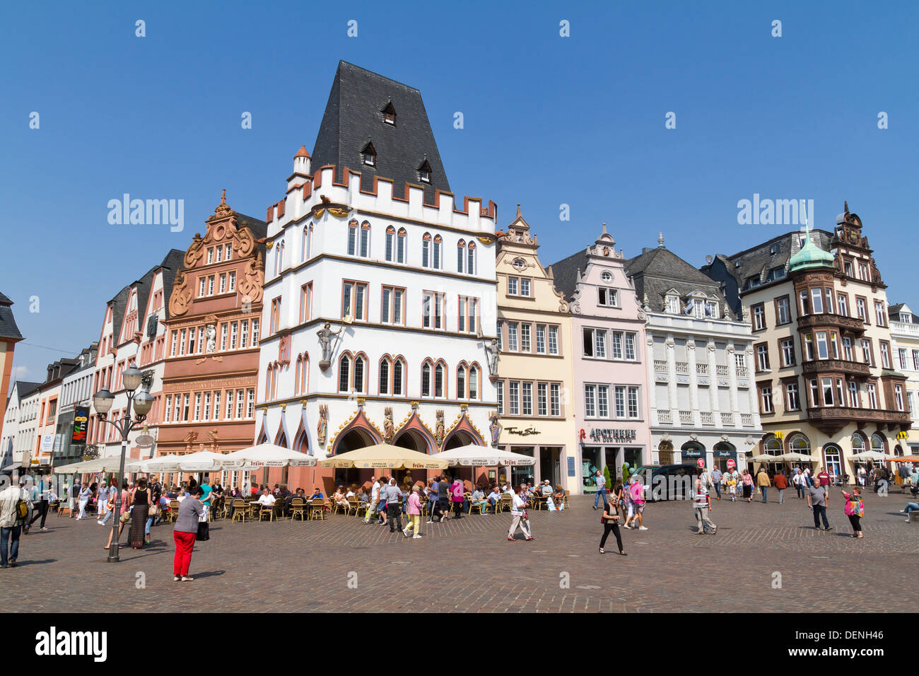 Piazza principale di Treviri, Renania-Palatinato, Germania. Vecchi edifici intorno al principale piazza storica nella più antica città tedesca Foto Stock