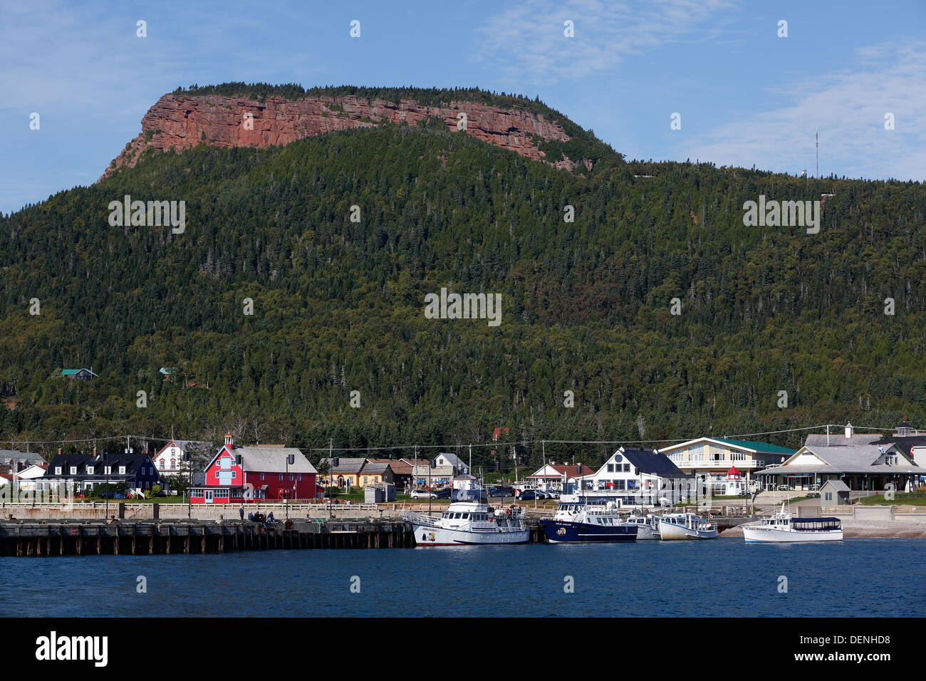 Mont Saint-Anne e il lungomare, Percé, Québec, Canada Foto Stock