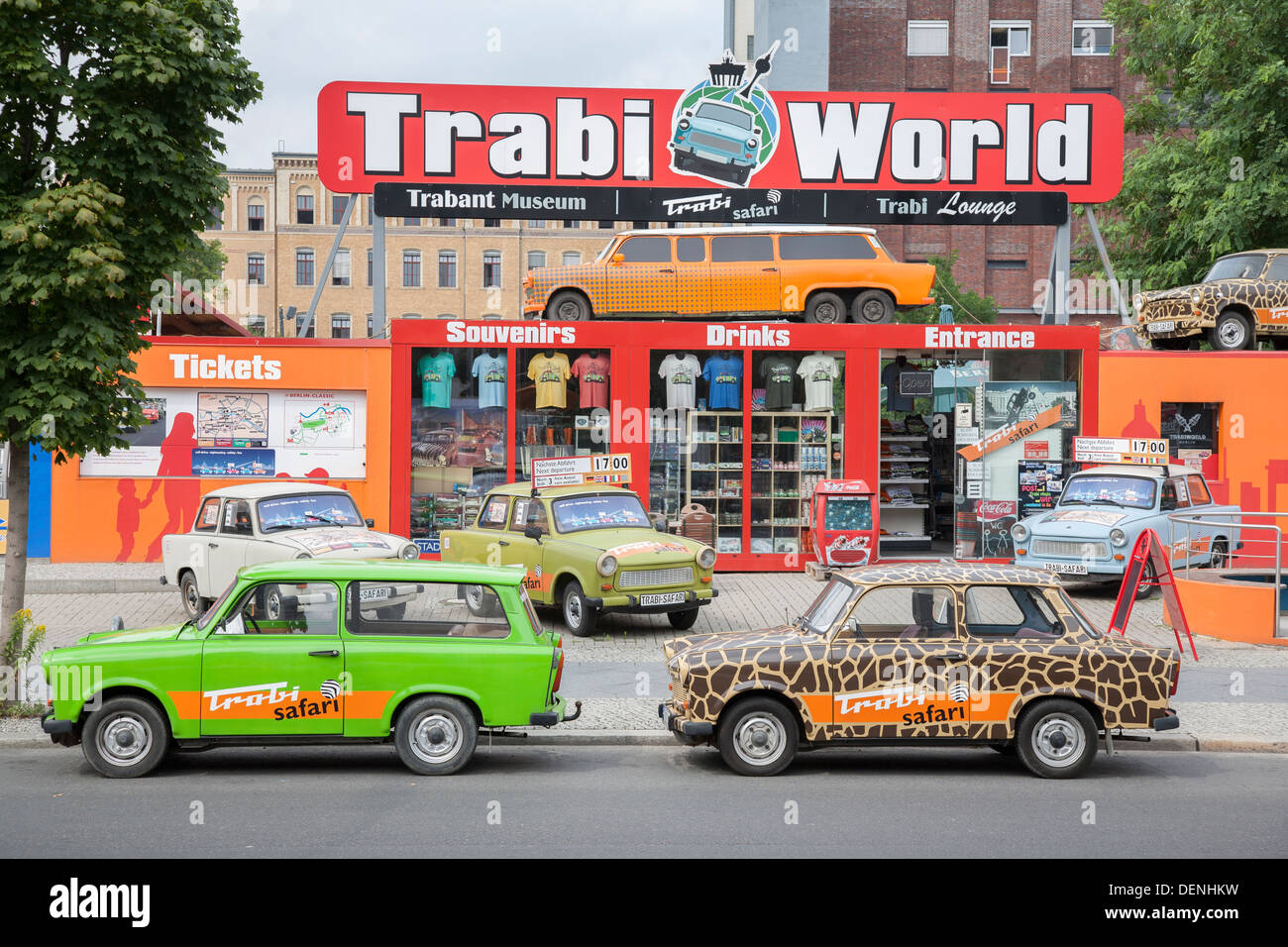 Trabi mondo Trabant Car Museum di Berlino, Germania Foto Stock
