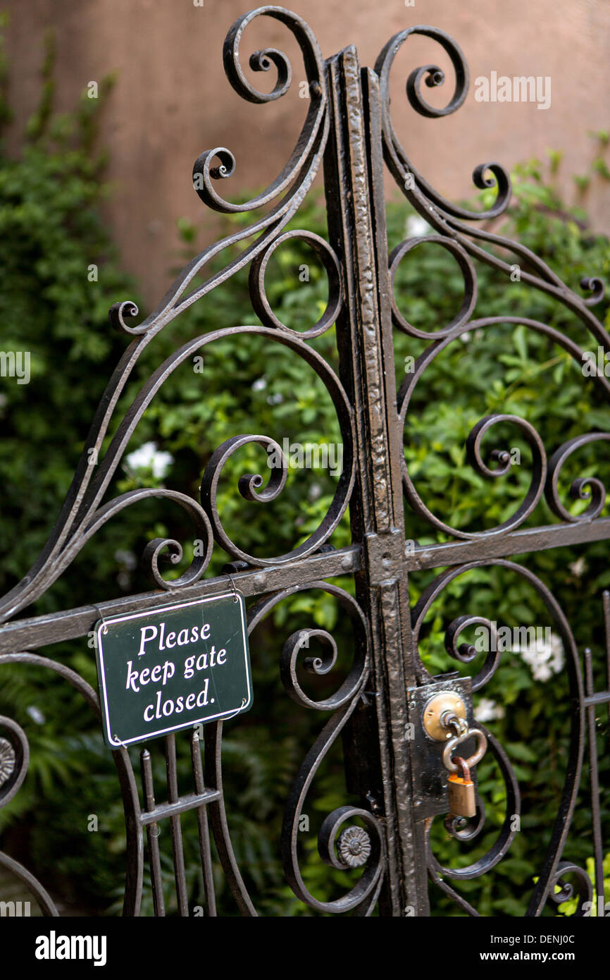 Decorativo cancelli in ferro con segno a una casa storica in Charleston, Sc. Foto Stock