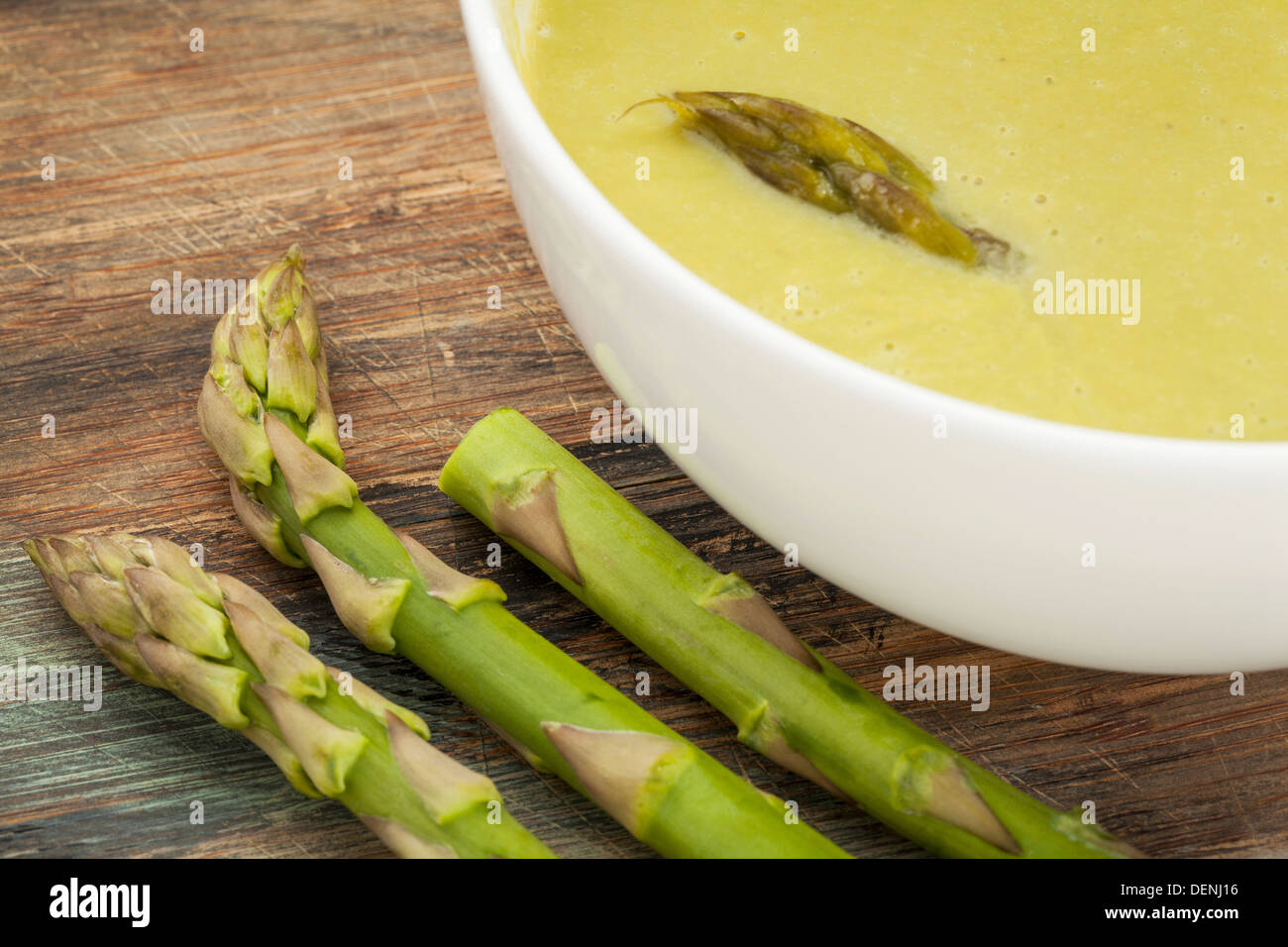 Una ciotola di crema di asparagi zuppa di asparagi verdi spears Foto Stock