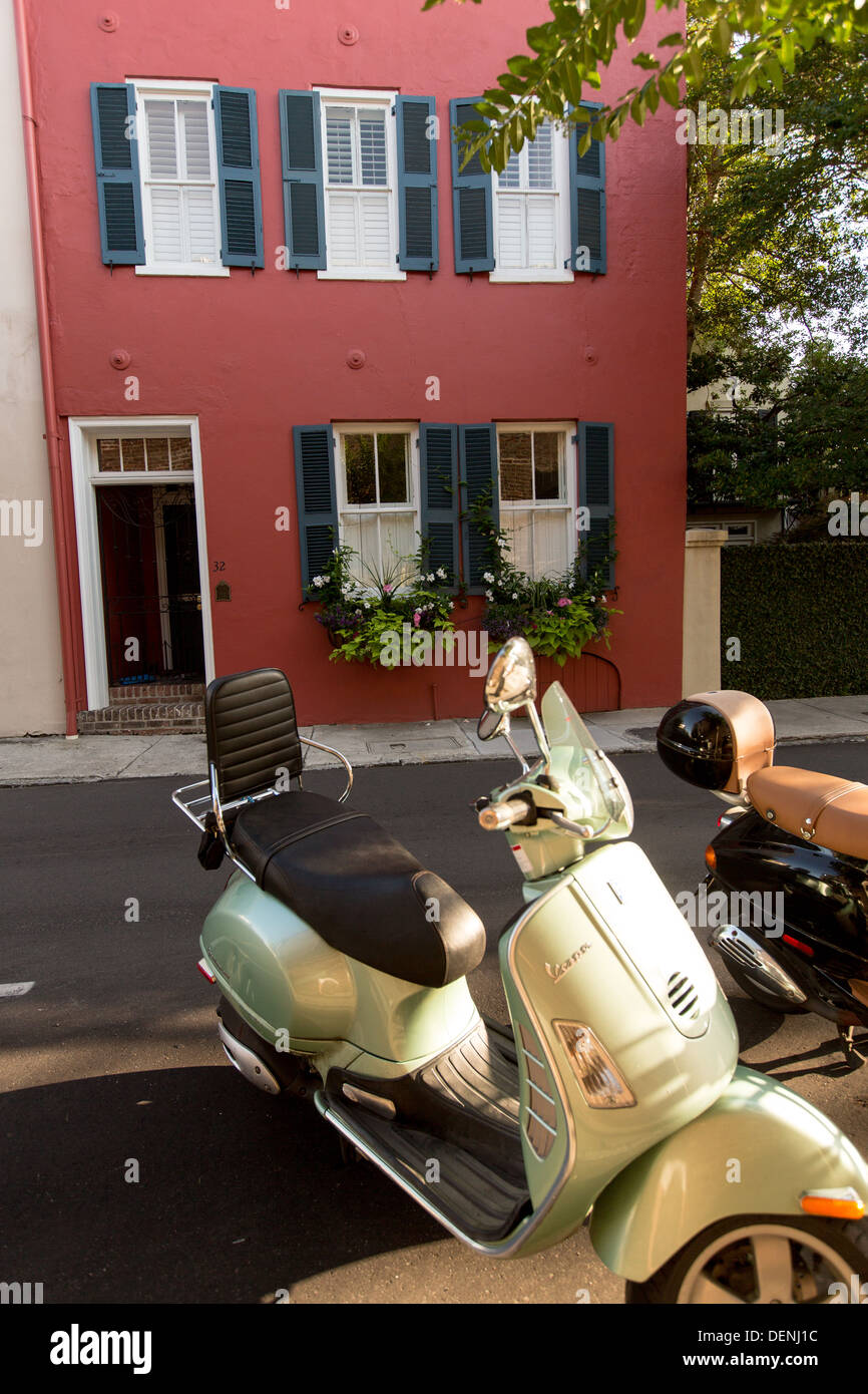 La Vespa parcheggiata fuori una casa storica in Charleston, Sc. Foto Stock