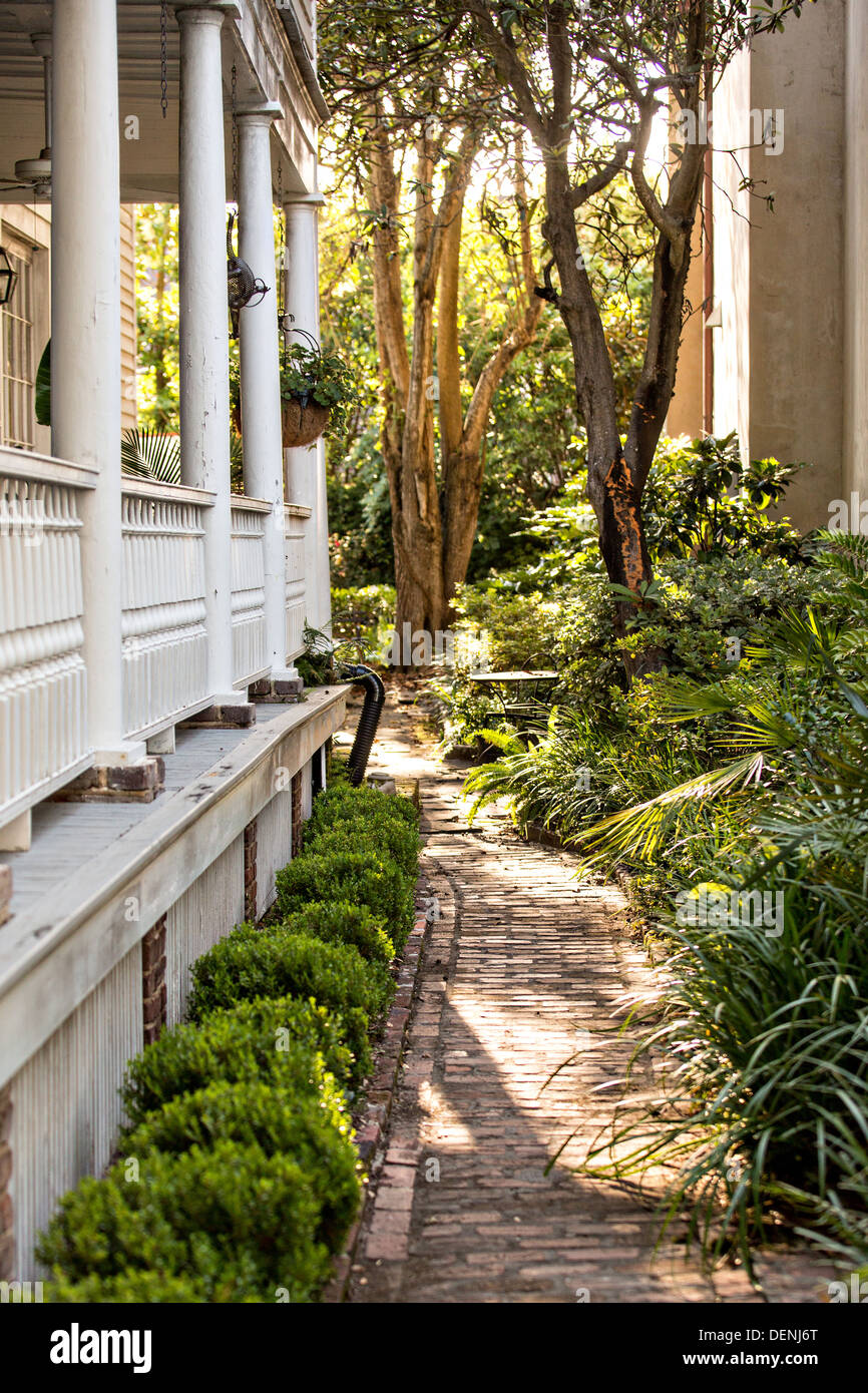 Casa storica pedonale e Piazza portico laterale su Church Street a Charleston, Sc. Foto Stock