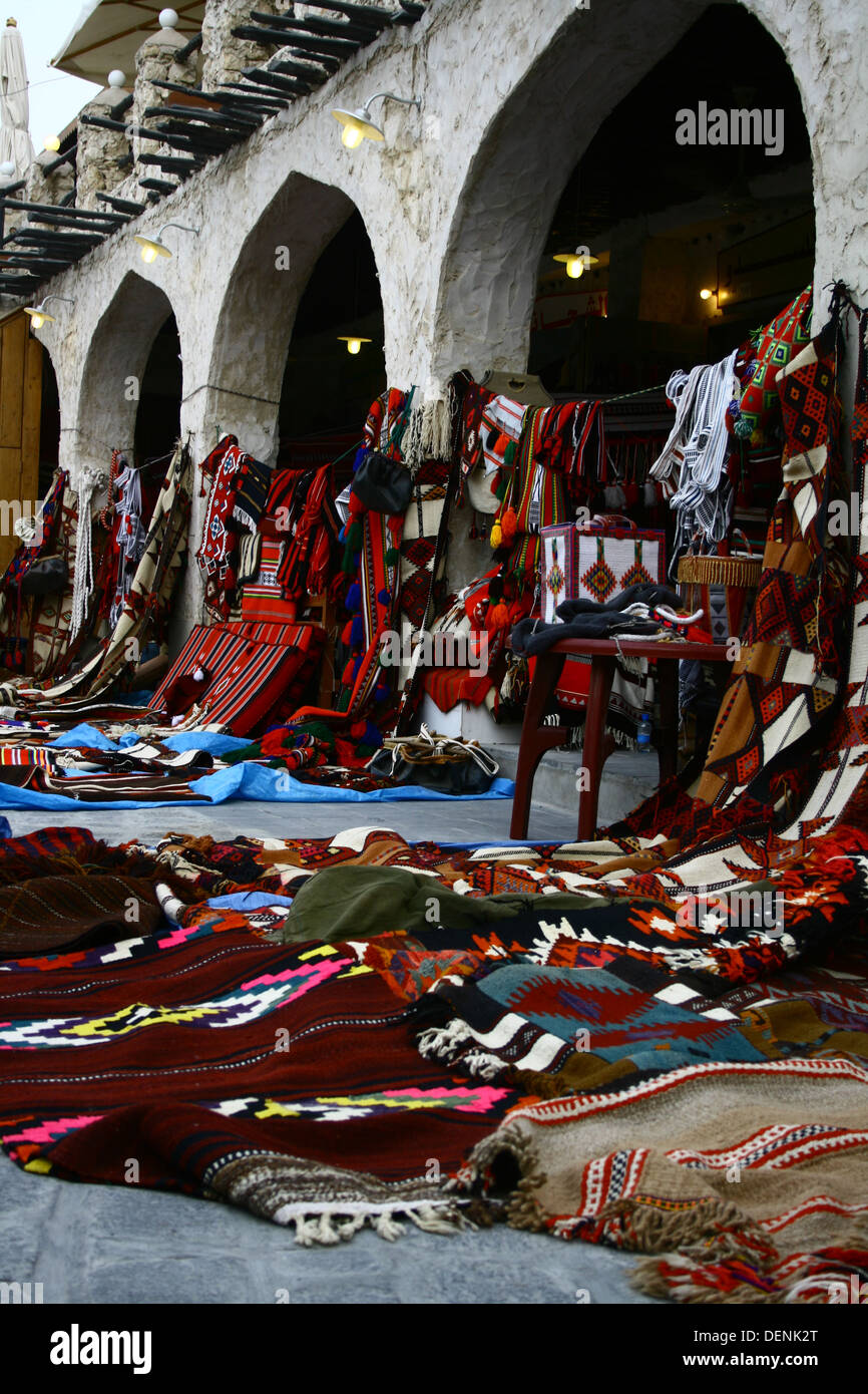 Mercato di tappeti in Souq Waqif, Doha, Qatar Foto Stock