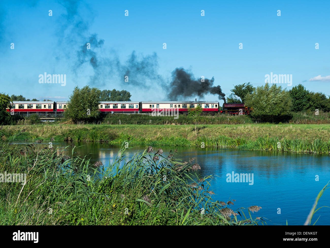 Nene Valley Railway treno passa sopra il fiume Nene su un luminoso estati giornata". Foto Stock
