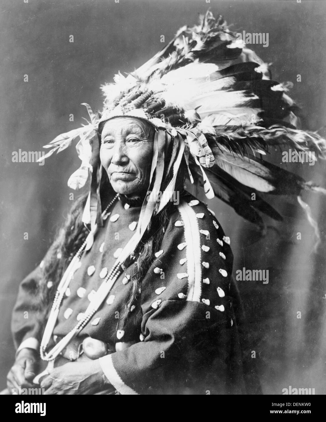 Susie Shot nell'occhio, un Indiano Sioux, mezza lunghezza ritratto, seduto, rivolto verso sinistra, presso il Congresso indiano del Trans-Mississippi ed esposizione internazionale, 1899 Foto Stock