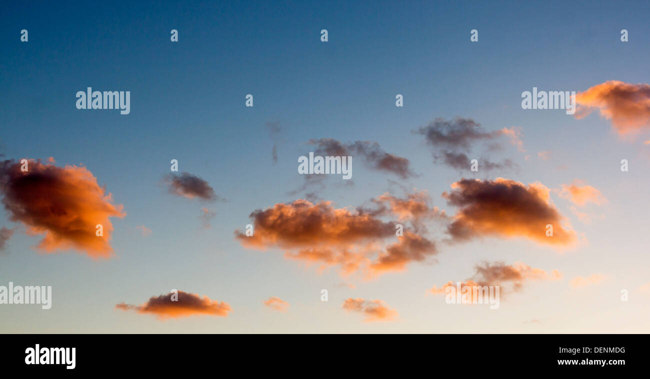 Belle le nuvole al tramonto sullo sfondo Foto Stock