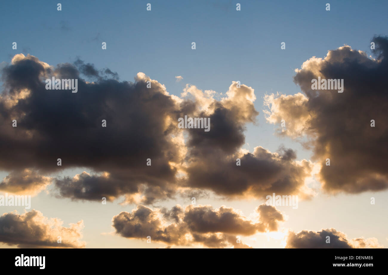 Belle le nuvole al tramonto sullo sfondo Foto Stock