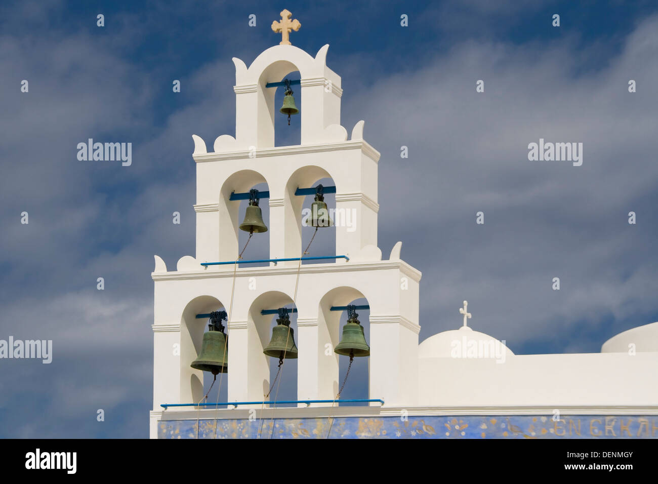 Bianco campanile di una chiesa di Oia - Santorini Island, Grecia. Foto Stock