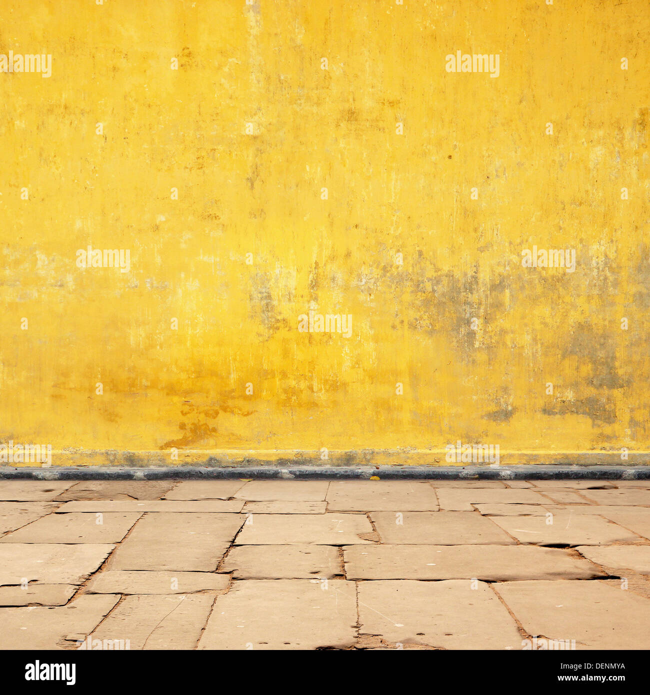 Un vecchio muro Grungy sfondo con pavimentazione in lastre Foto Stock