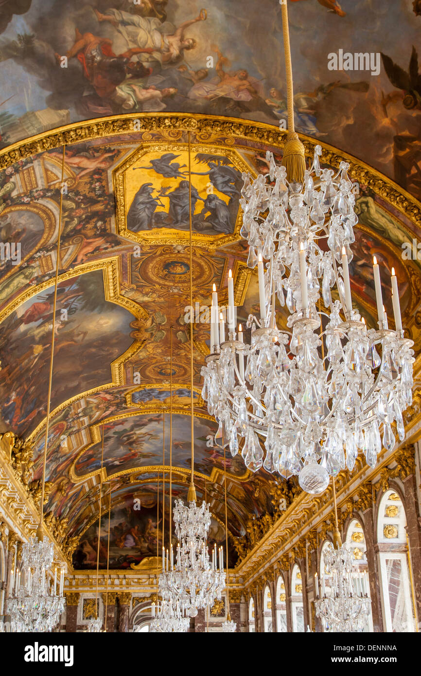 Soffitto e lampadari (Lustre) nella Sala degli Specchi, Cahteau de Versailles, Francia Foto Stock