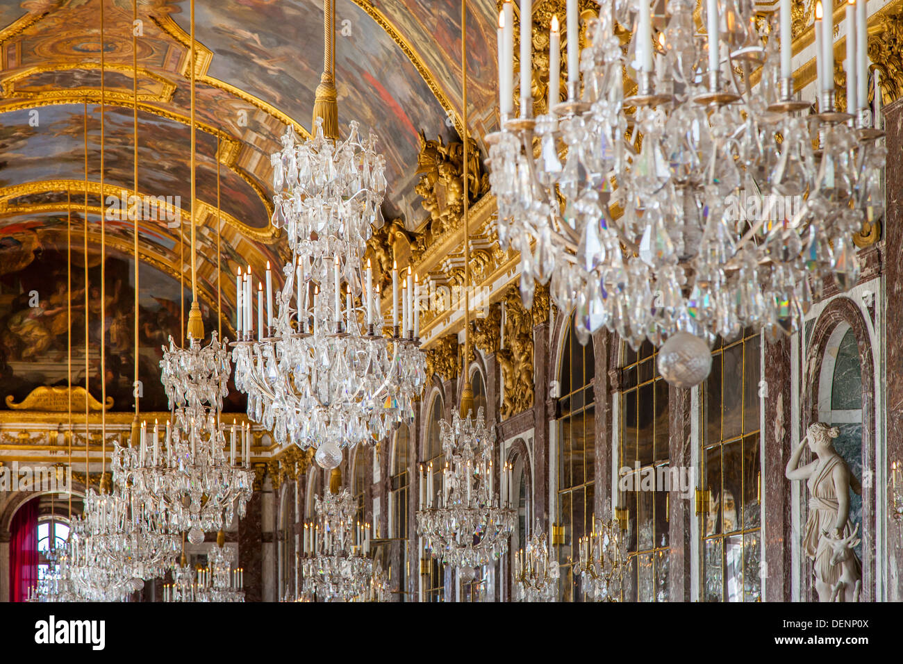 Soffitto e lampadari (Lustre) nella Sala degli Specchi, Chateau de Versailles, Francia Foto Stock
