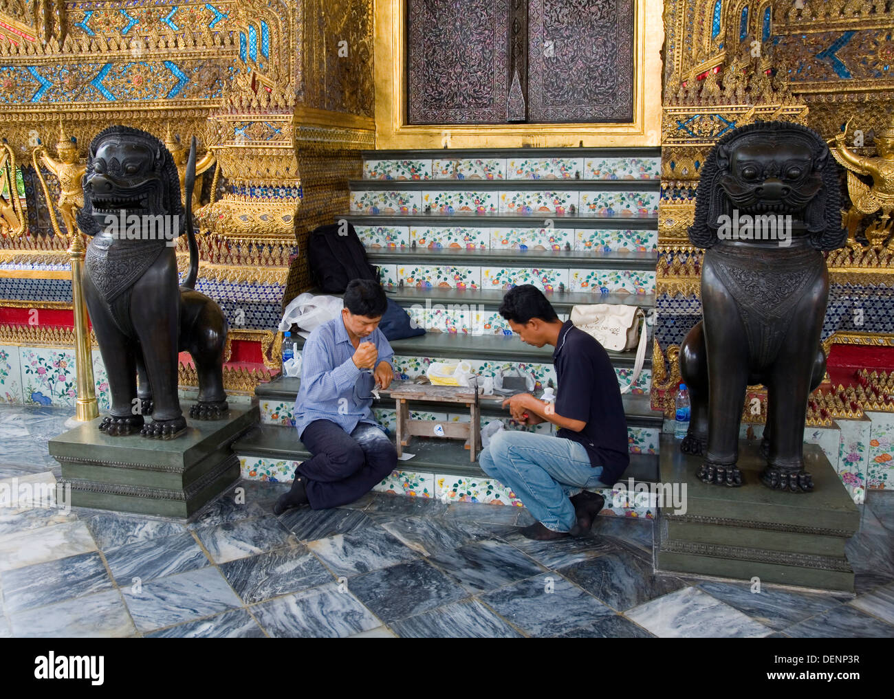 I lavoratori in un tempio. Foto Stock