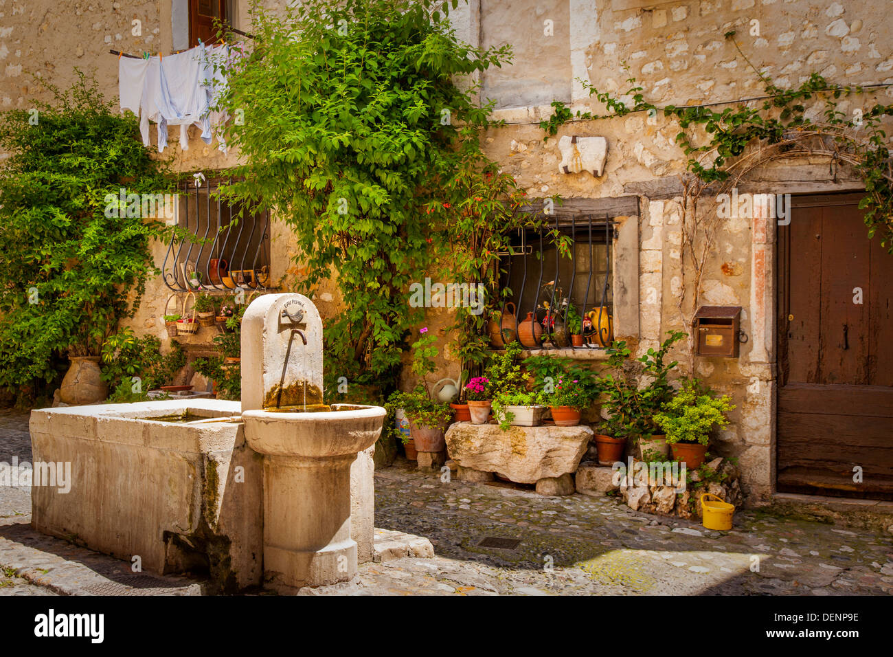 Fontana di acqua e lavabo in pietra nella città medievale di Saint Paul de Vence, Provenza Francia Foto Stock