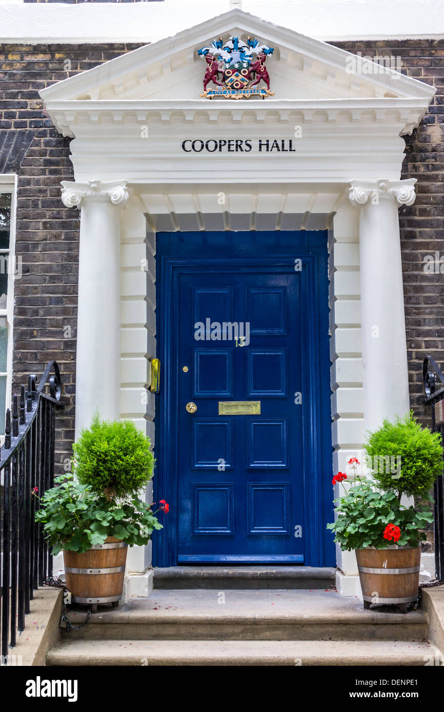 Coopers Sala d'ingresso con porta blu e lo stemma sulla Devonshire Square, City of London REGNO UNITO Foto Stock