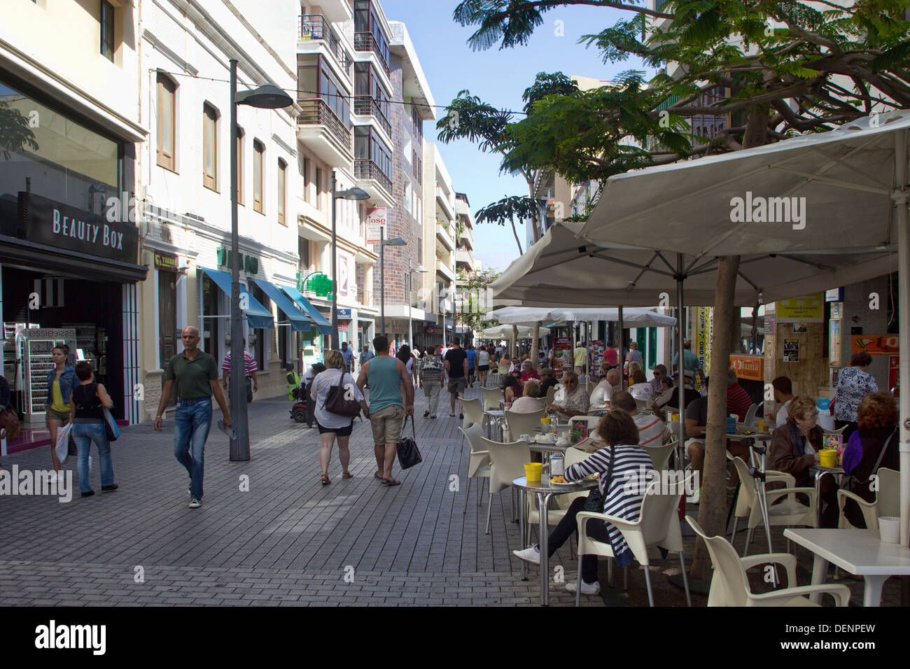 Via dello shopping Lione e Castillo ad Arrecife, la capitale di Lanzarote, Isole Canarie Foto Stock