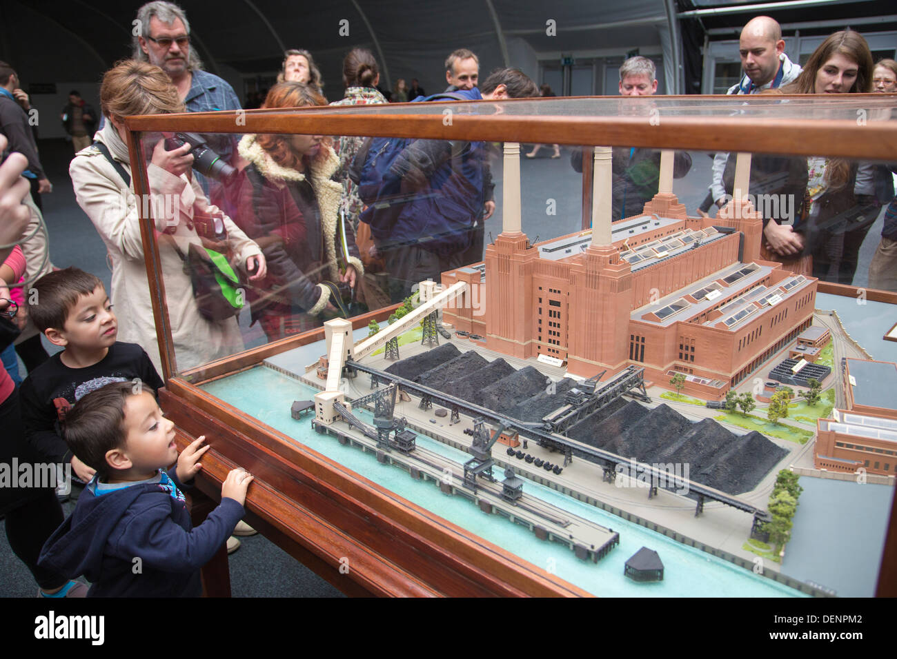 Battersea Power Station di Londra, Inghilterra, Regno Unito. 22.09.2013 Battersea Power Station prenderanno parte a Londra Open House questo fine settimana, tra le 11.00 e le 16.00 ogni giorno. I visitatori saranno in grado di seguire un itinerario a piedi attorno al sito, a partire dal 2.5 acri di Pop Up Park sul fiume prima che conduce attraverso di ciò che rimane del vasto caldaia centrale Casa e infine uscire attraverso la cavernosa anni cinquanta Turbine Hall B sul fianco orientale dell'edificio. Questa è la prima volta Battersea Power Station ha preso parte a Londra Open House . Credito: Jeff Gilbert/Alamy Live News Foto Stock