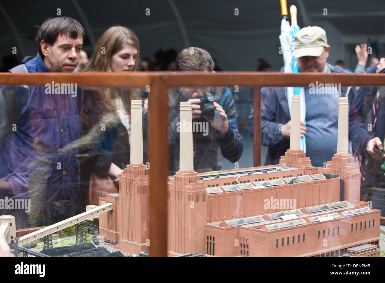 Battersea Power Station di Londra, Inghilterra, Regno Unito. 22.09.2013 Battersea Power Station prenderanno parte a Londra Open House questo fine settimana, tra le 11.00 e le 16.00 ogni giorno. I visitatori saranno in grado di seguire un itinerario a piedi attorno al sito, a partire dal 2.5 acri di Pop Up Park sul fiume prima che conduce attraverso di ciò che rimane del vasto caldaia centrale Casa e infine uscire attraverso la cavernosa anni cinquanta Turbine Hall B sul fianco orientale dell'edificio. Questa è la prima volta Battersea Power Station ha preso parte a Londra Open House . Credito: Jeff Gilbert/Alamy Live News Foto Stock