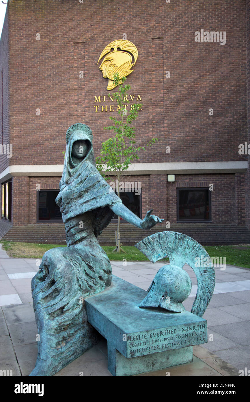 Dea Romana scultura Minerva di Philip Jackson, piazzale del Teatro Minerva, Chichester, Sussex Occidentale, Regno Unito, Europa Foto Stock