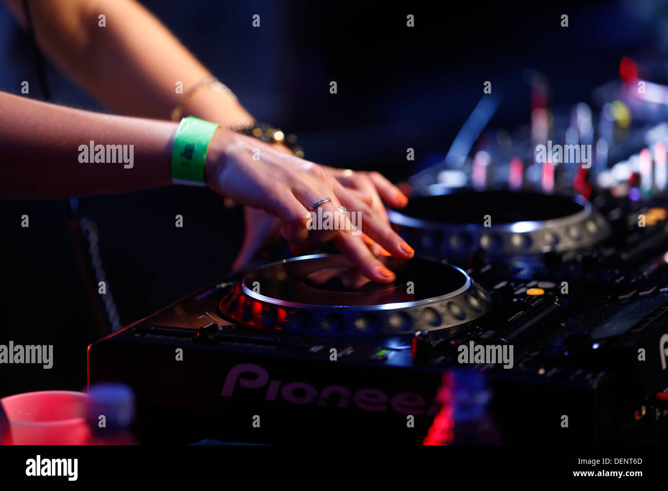 Le mani di una femmina di DJ al lavoro su un Professional Pioneer CDJ player Foto Stock