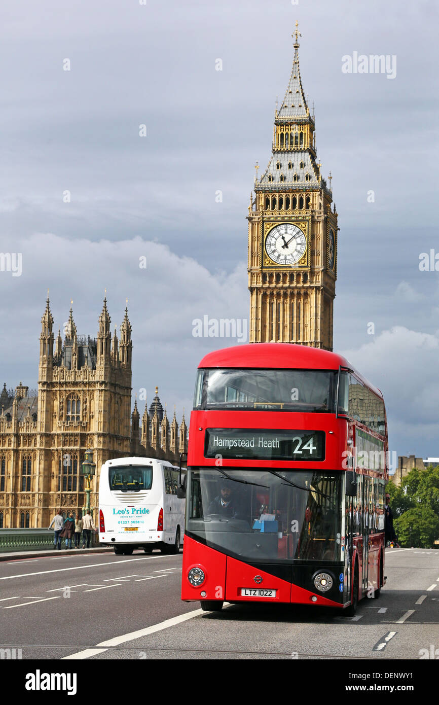 Vista di Westminster Bridge con la nuova Red London Double-Decker Boris Bus e il Big Ben, la Casa del Parlamento Foto Stock