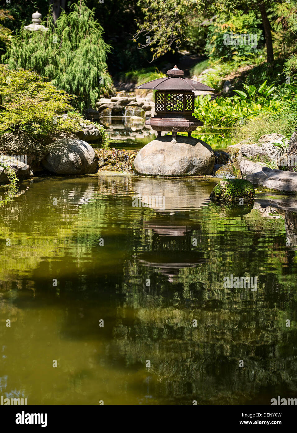 Bella lanterna di pietra al giardino giapponese di la Biblioteca di Huntington e Giardini Botanici. Foto Stock
