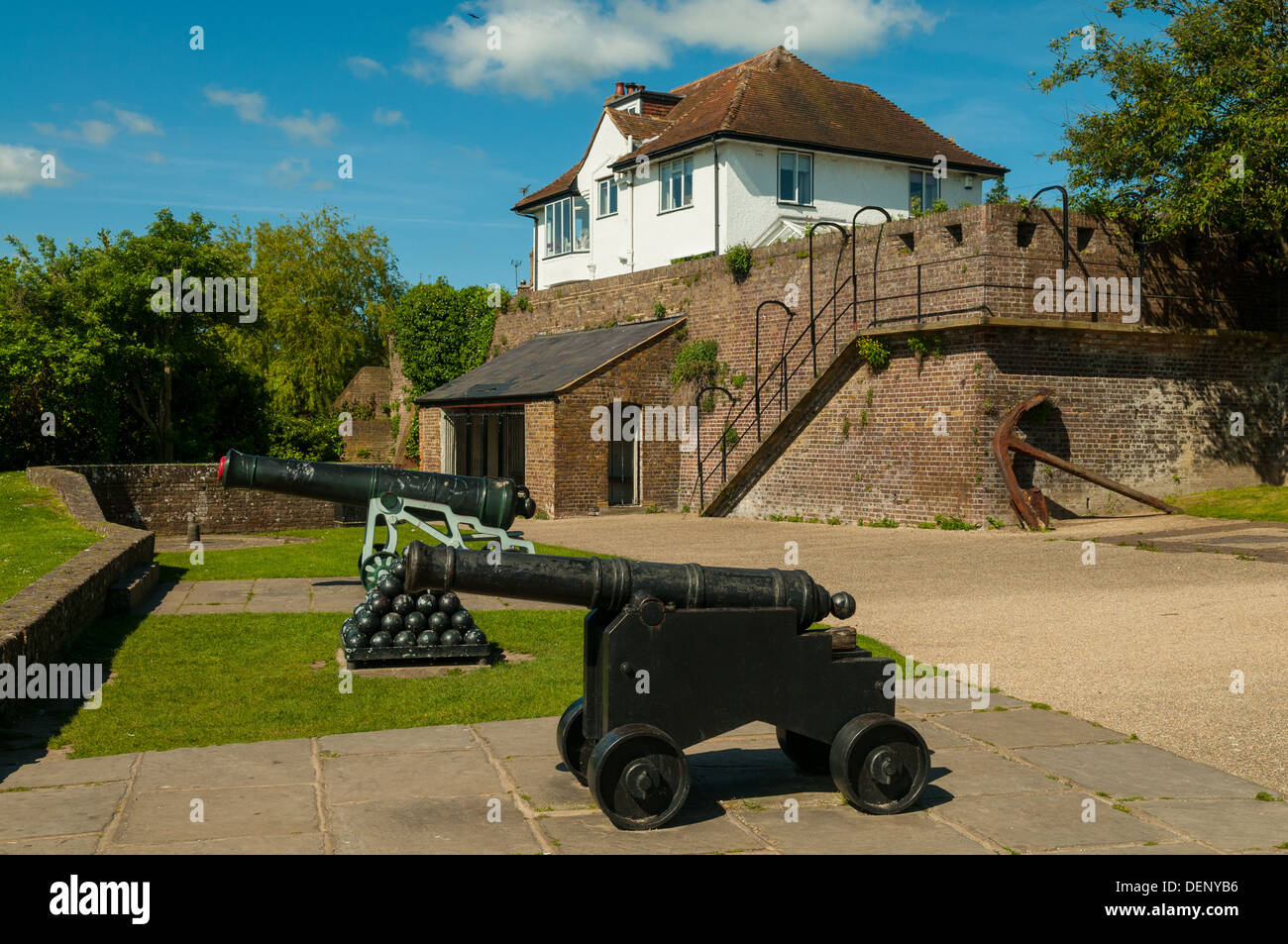 Cannoni ad Ypres Tower, segala, East Sussex, Inghilterra Foto Stock