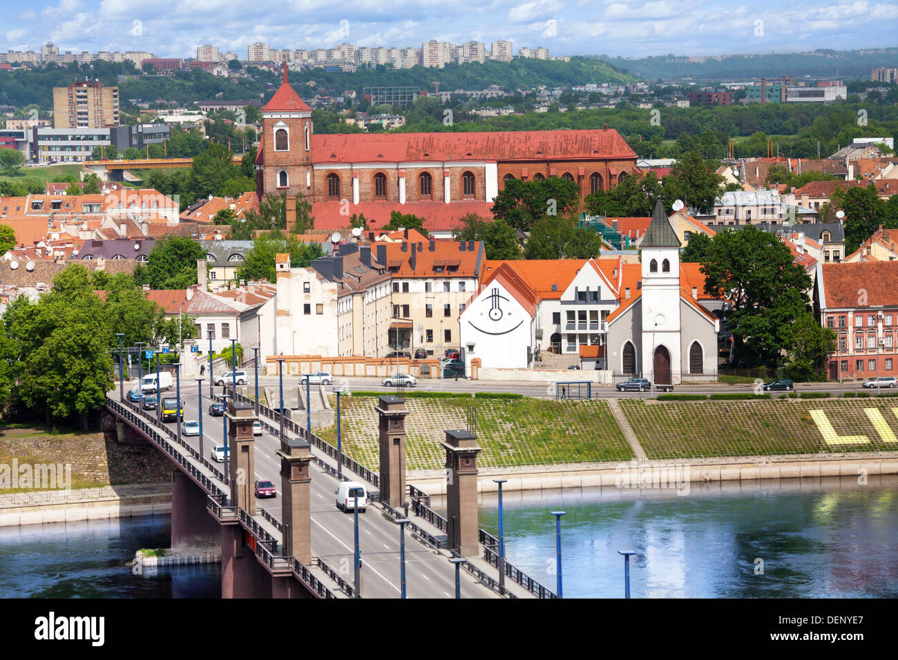 Panorama del fiume Nemunas e la città di Kaunas in occidente di Lituania Foto Stock