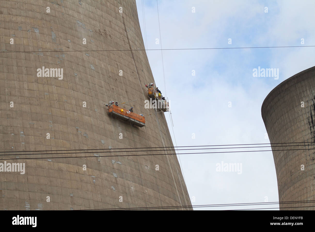 Gli uomini la riparazione di torri di raffreddamento a ferrybridge c power station REGNO UNITO sospeso in culle Foto Stock