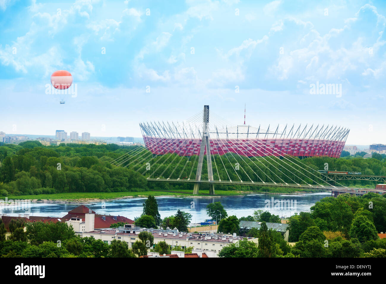 Stadio di calcio panorama dalla torre campanaria di Varsavia costruire per il campionato 2012, aria palloncino in Polonia bandiera colori e fiume Wisla Foto Stock