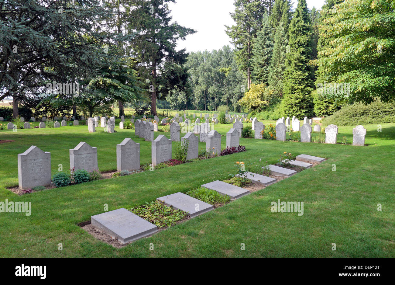 La sezione tedesca della St. Symphorien Cimitero militare di Mons, Hainaut, Belgio. (Nota miscela di insolita lapide design) Foto Stock