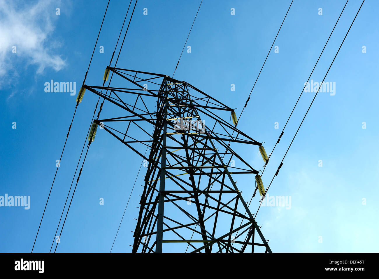 Alimentazione elettrica pilone con cavi di alimentazione o di linee contro un cielo blu elettrico di Foto Stock