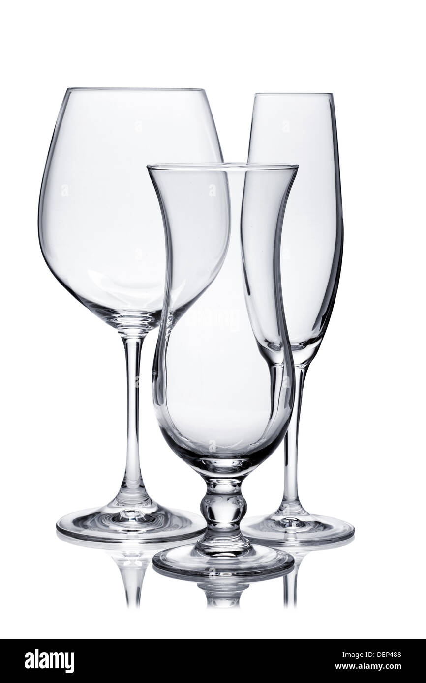 Bicchiere da cocktail set. Svuotare i bicchieri di champagne, vino rosso e uragano isolati su sfondo bianco Foto Stock