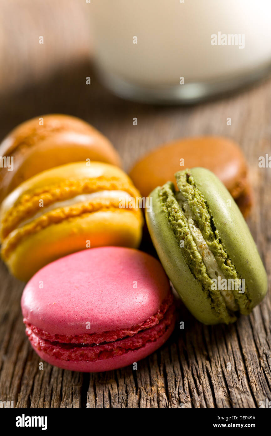 Gustosi amaretti colorati sul tavolo di legno Foto Stock