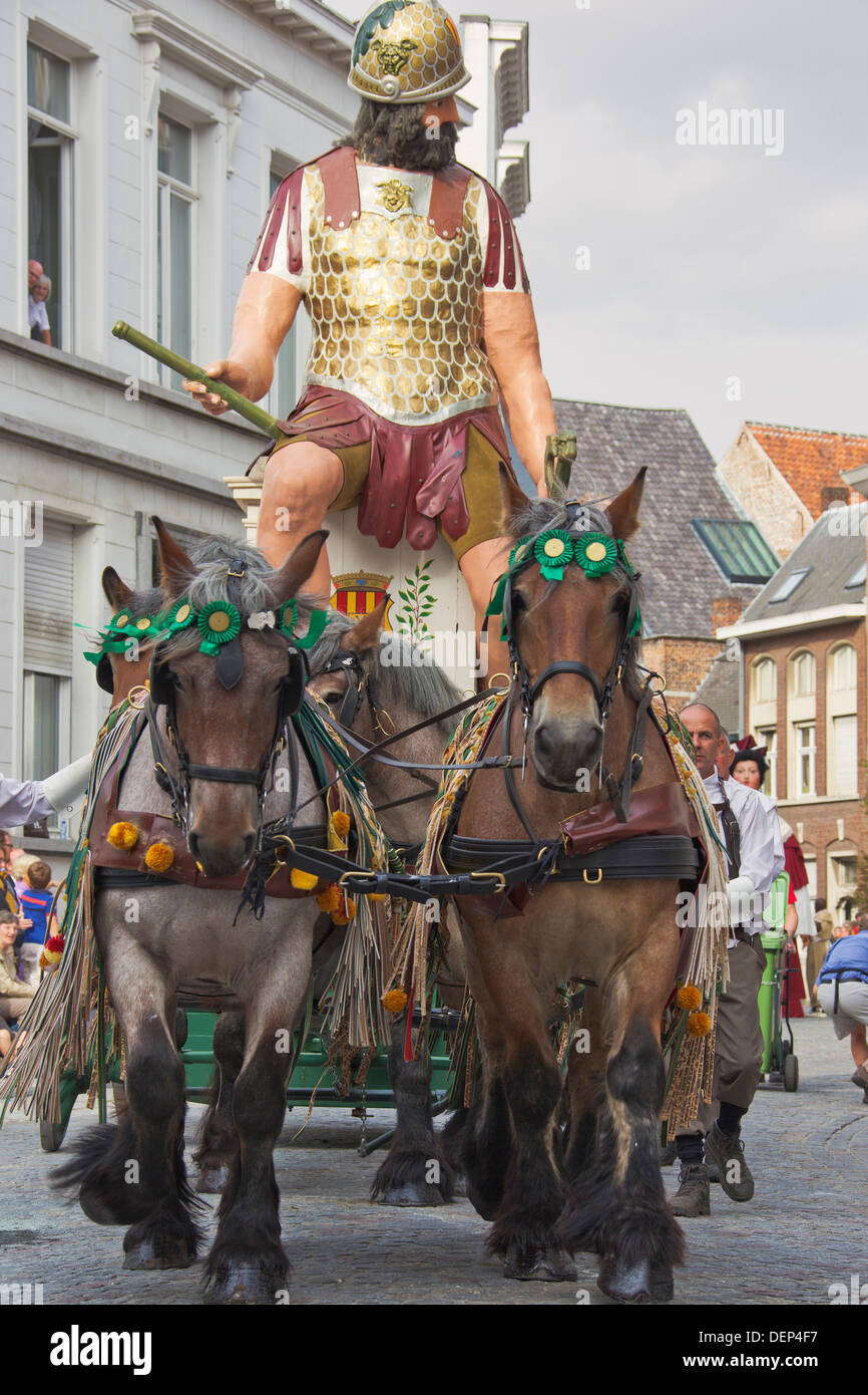Golia, il gigante, equitazione su un carrello Foto Stock
