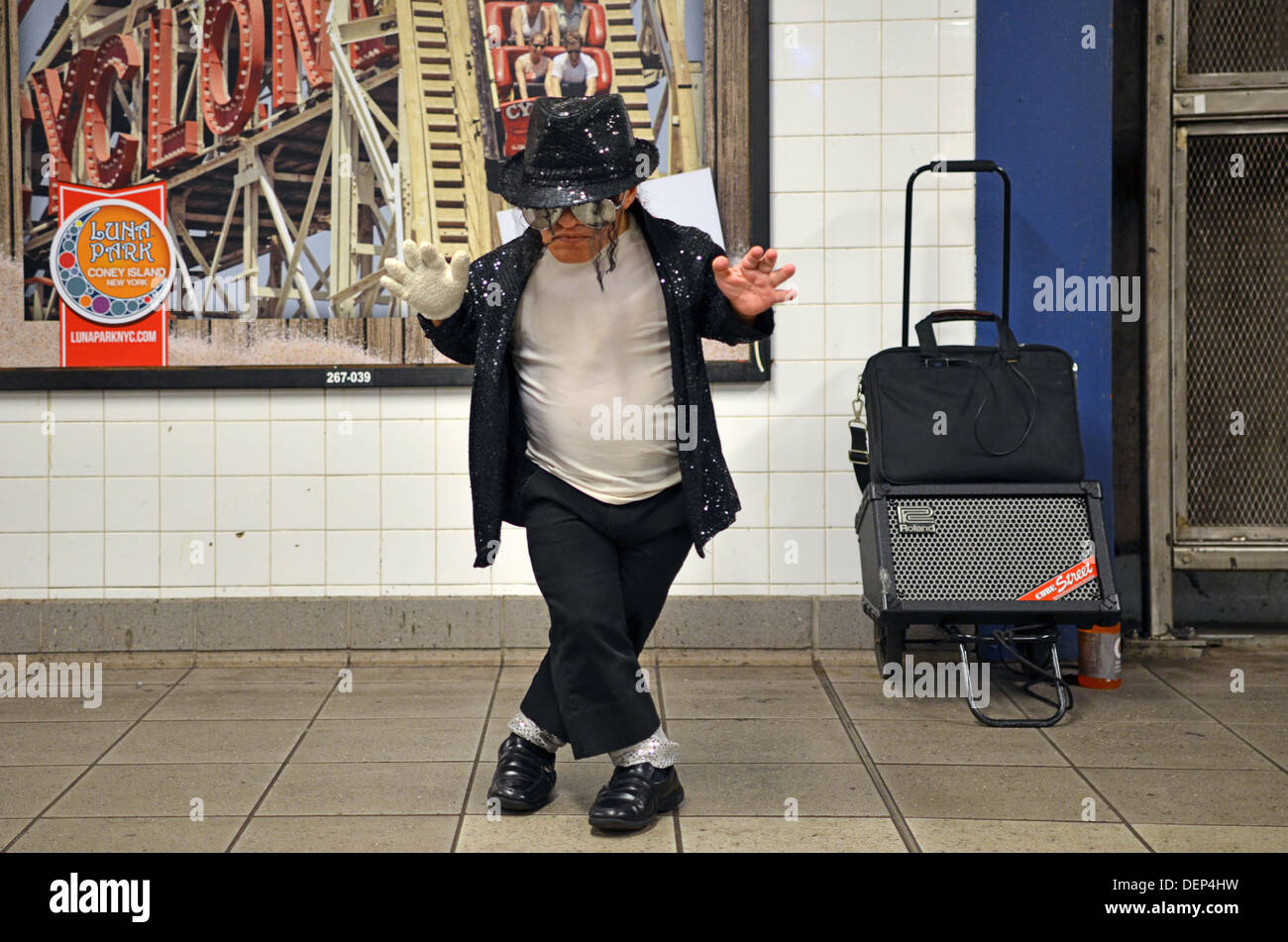 Alex, un po' di persona Michael Jackson impersonator esegue presso la 74Street Subway Station nel Queens, a New York Foto Stock