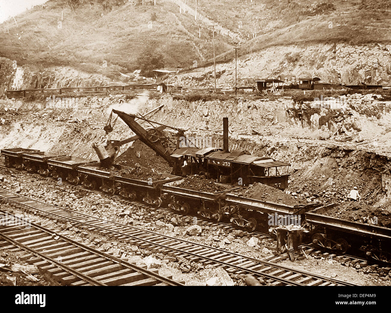 La costruzione del Canale di Panama - pala di vapore carico di un treno - inizio novecento Foto Stock